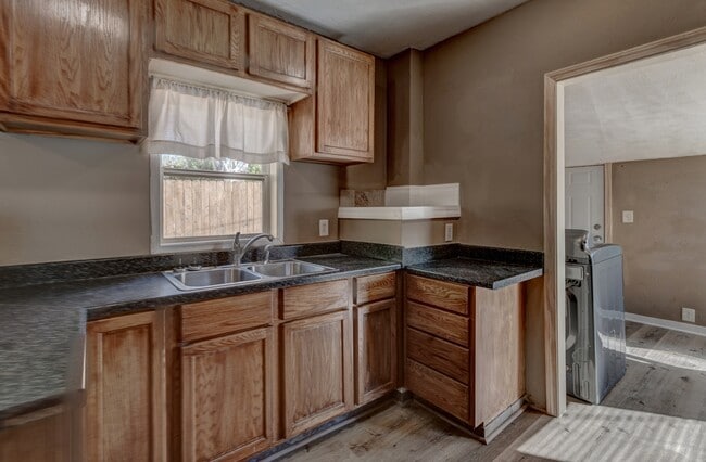 Building Photo - 812 Allen Ave