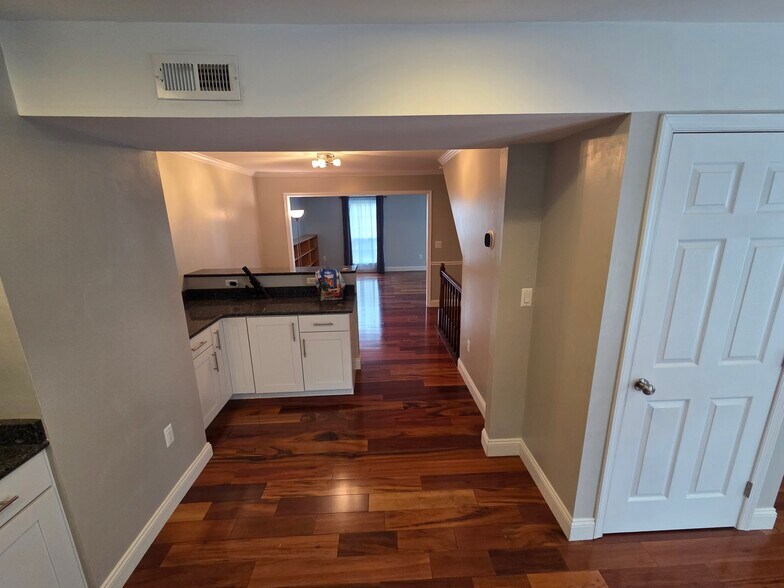 Building Photo - 115 Waltham Ct