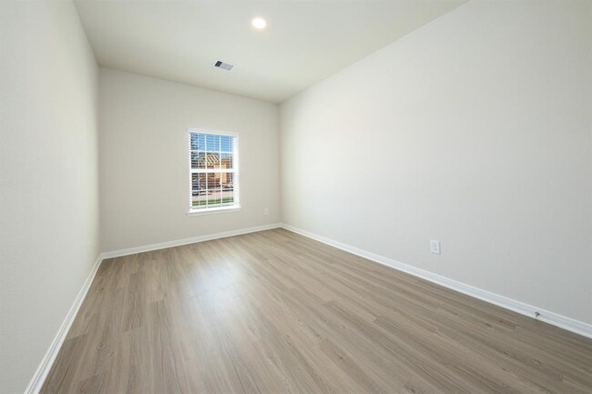 Building Photo - 15434 Maple Ter Dr