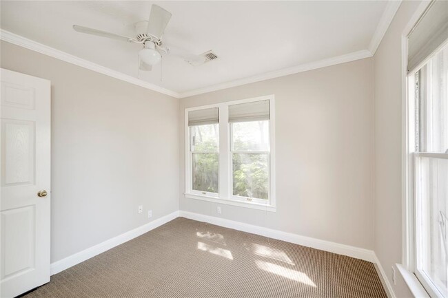 Building Photo - 5602 Roosevelt Ave