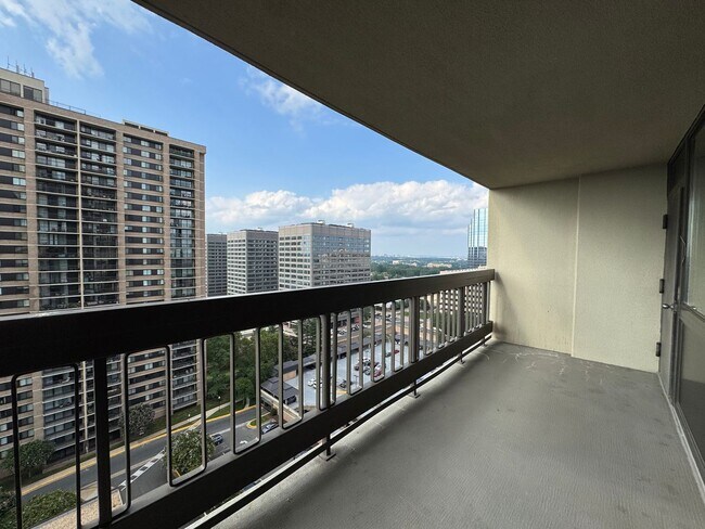 Building Photo - Bright And Spacious 2 Bed 1.5 Bath Condo W...