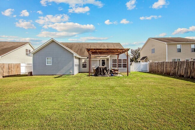 Building Photo - Good size home East of Raeford