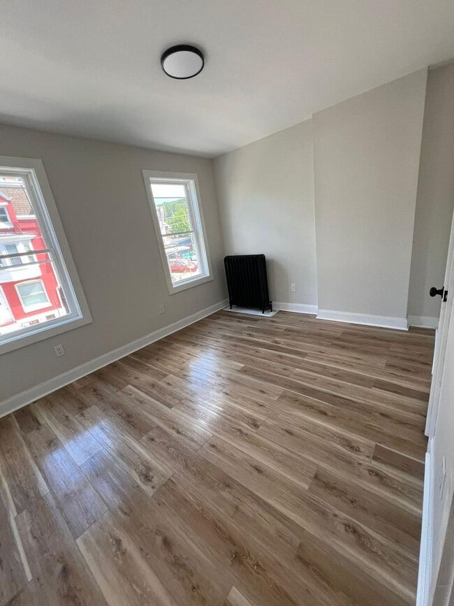 Building Photo - Huge 5 bedroom house with off-street parking