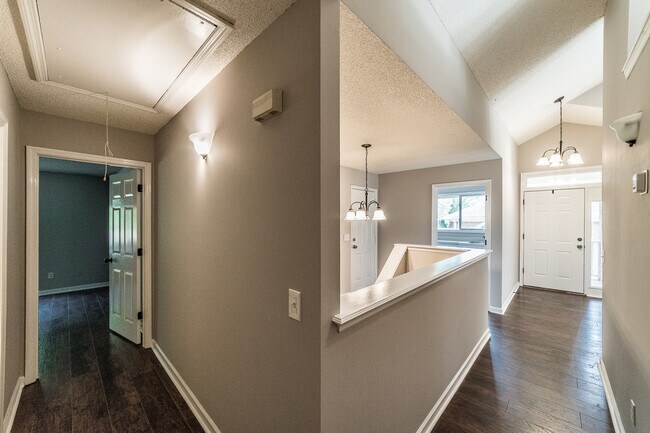 Building Photo - 2014 Fairway Hills Dr