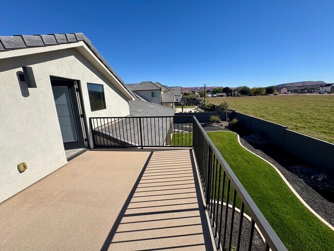 Building Photo - Beautiful Modern 5 Bedroom Furnished Home!!