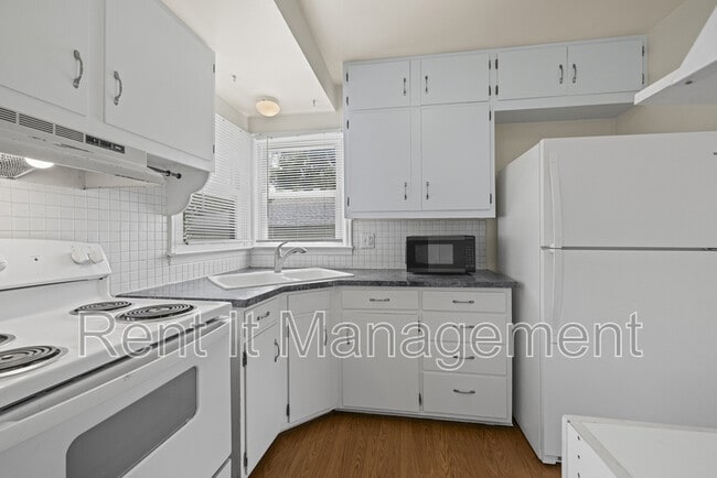 Building Photo - 2501 S Wayne St