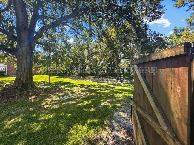 Building Photo - 415 Parkdale Dr