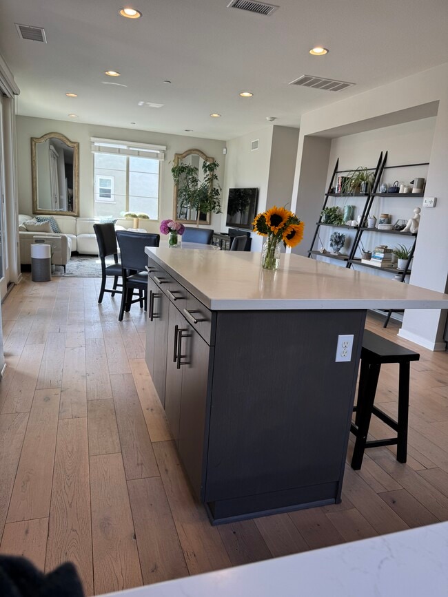 Open concept shared spaces - 5256 Pacific Ter