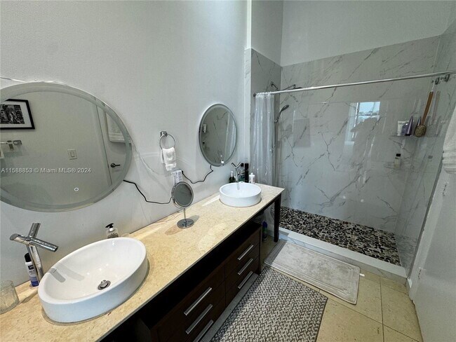 Building Photo - 475 Brickell Ave