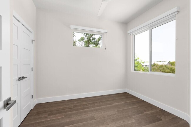 Building Photo - 2108 Rosewood Ave