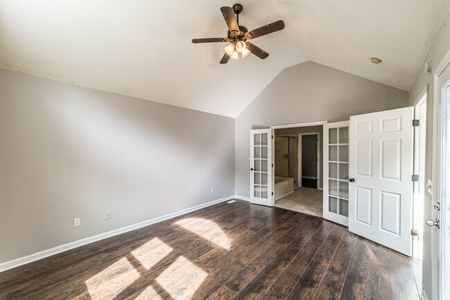 Building Photo - 2014 Fairway Hills Dr