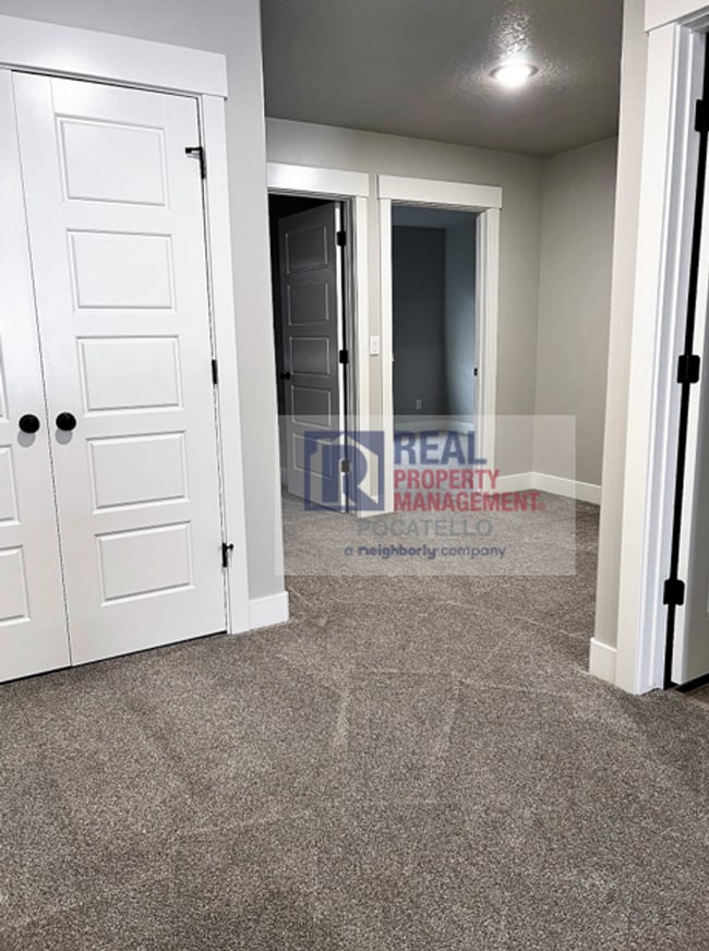 Building Photo - 3 Bedroom 2.5 Bathroom Town Home - 1 Car G...
