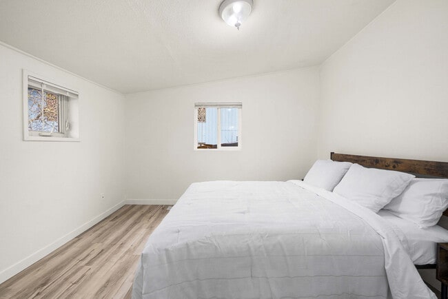 Building Photo - 815 SW Cloverdale St