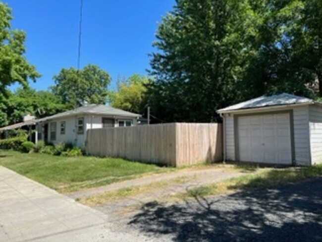 Building Photo - 2-Bed, 1-Bath Cottage