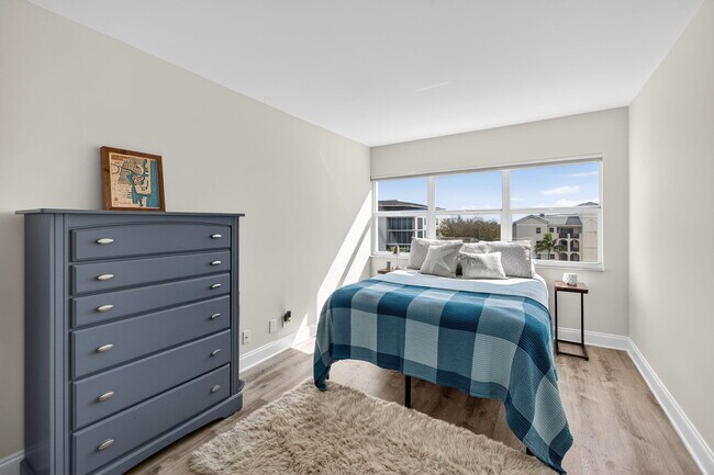 Building Photo - 2555 NE 11th St