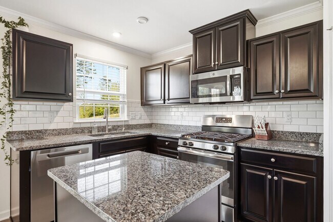 Building Photo - 4435 Sunset Dr