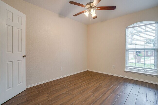 Building Photo - Charming, updating 3 bedroom home in east Fort Worth