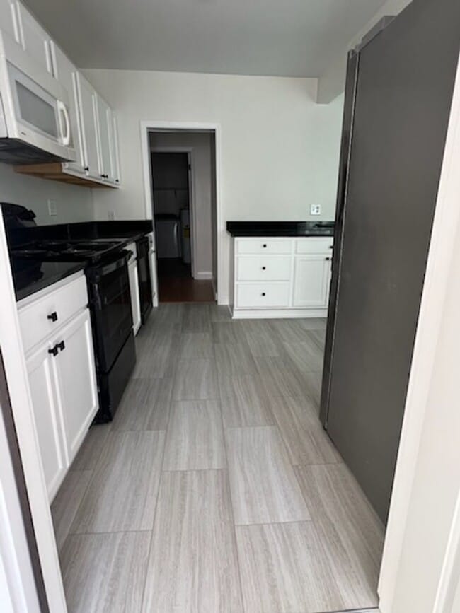 Building Photo - ***PROMOTION $100 OFF FIRST MONTHS RENT***...