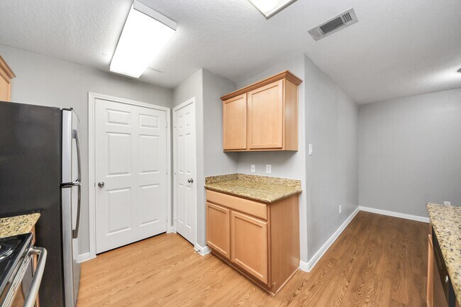 Building Photo - 1324 S Johnson St