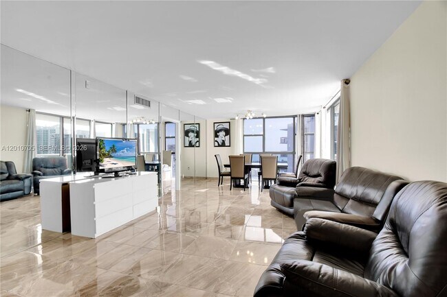 Building Photo - 3701 N Country Club Dr