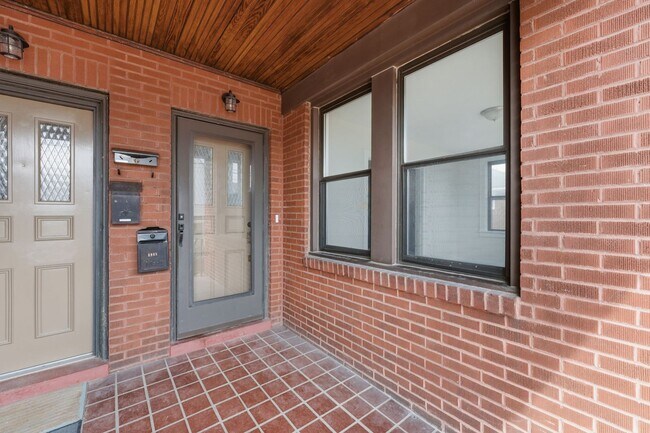 Building Photo - Beautiful, Newly Updated 3 Bedroom/1.5 Bath on quiet street near Pittsburgh's North side. AVAILAB...