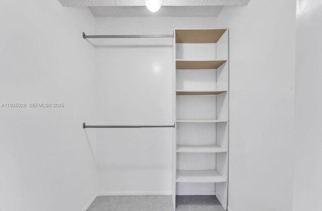 Building Photo - 4172 Inverrary Dr