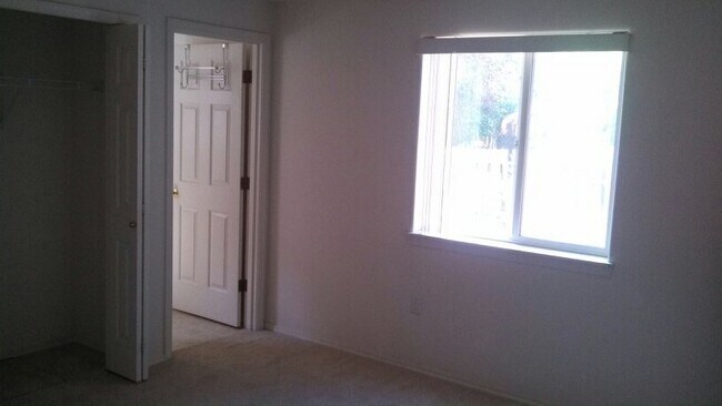 Building Photo - 3035 NE Buel Dr