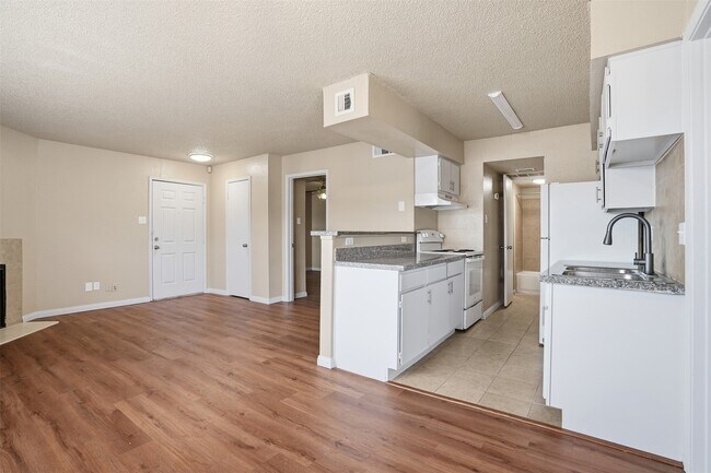 Building Photo - 2750 Holly Hall St