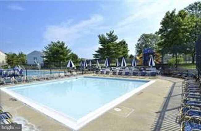 Building Photo - Spacious and Sunlit 2BR/2BA Condo with Por...
