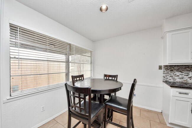 Building Photo - 1415 Parry-Sound