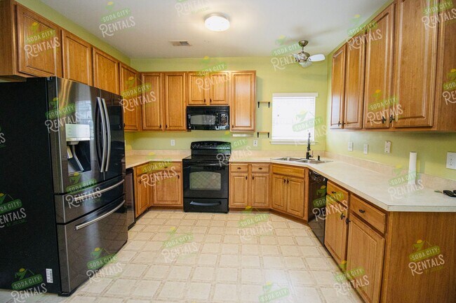 Building Photo - Prelease for June 15th, 2026- 3 Bedroom, 2...