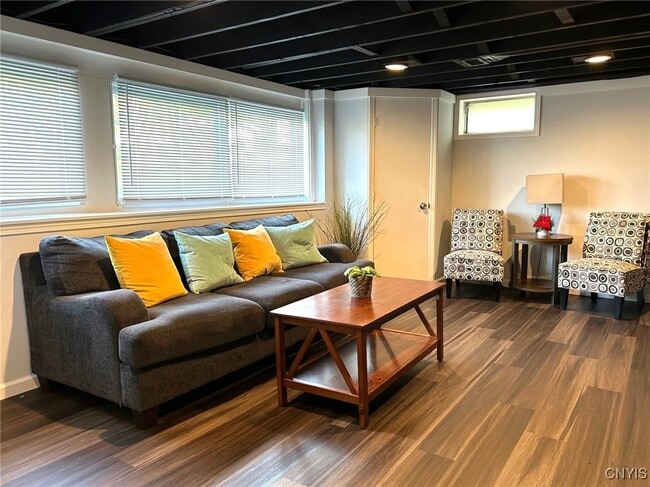 Building Photo - 302 Oakridge Dr