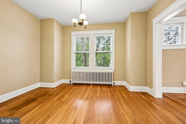 Building Photo - 526 N Ivy St