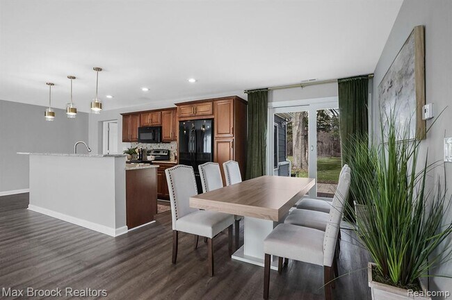 Building Photo - 2905 W Hickory Grove Rd