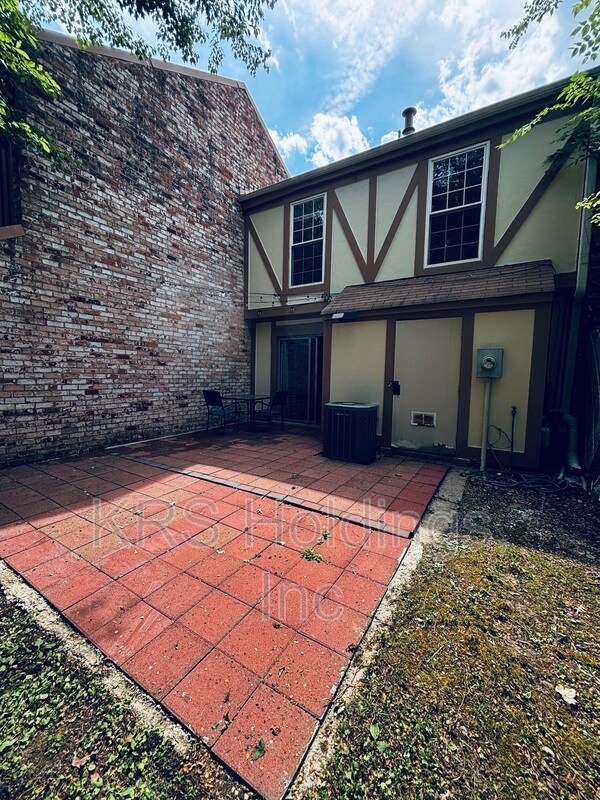 Building Photo - 817 Pleasant St