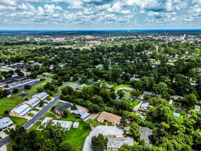 Building Photo - 1914 Rosewood Ln