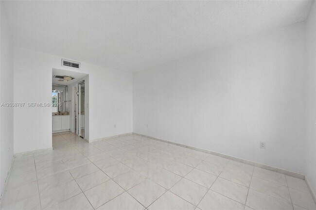 Building Photo - 300 Bayview Dr
