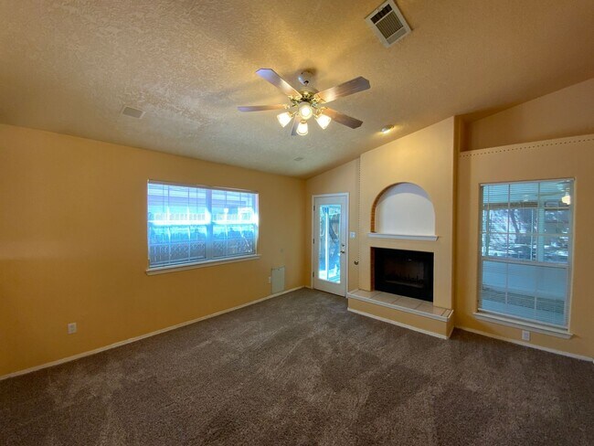 Building Photo - 3 Bedroom Single Story Home Near Unser Blv...