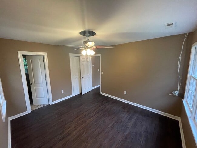Building Photo - 8842 Deerwood Dr