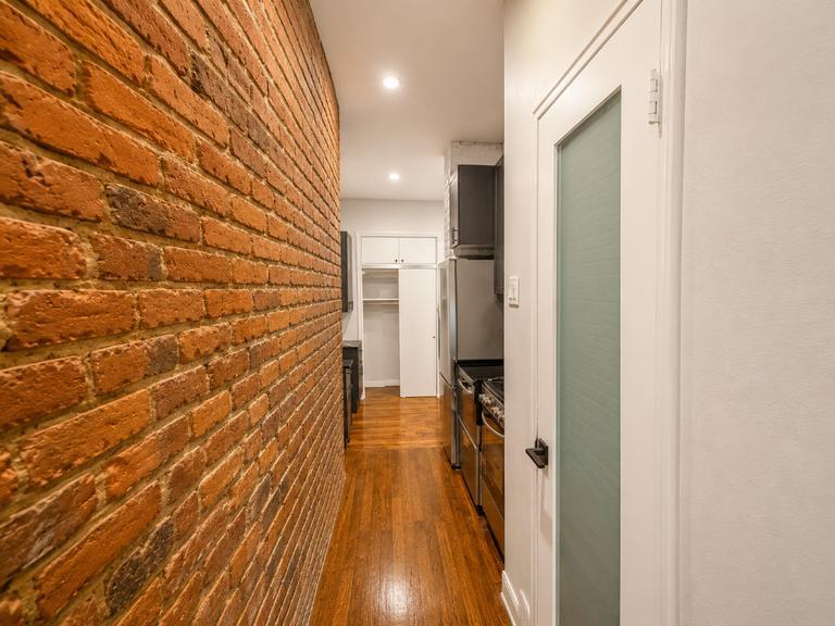 Building Photo - 57 Thompson St