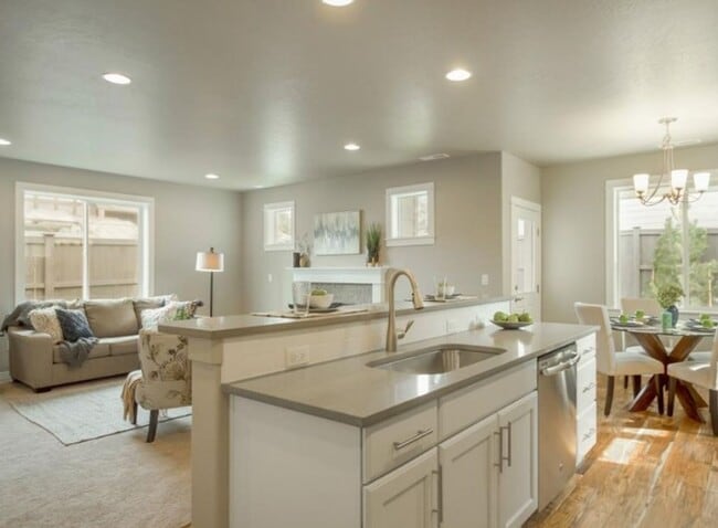 Building Photo - 3 Bedroom 2.5 Bath Charming Redmond Home