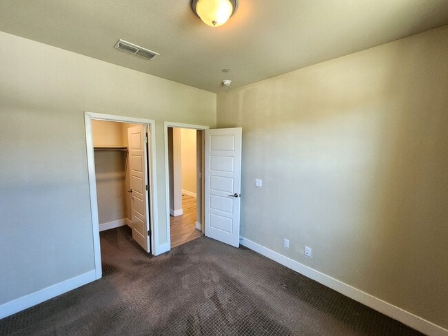 Building Photo - 4549 Maple Crest St
