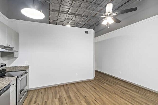 Building Photo - 612 E Texas Ave