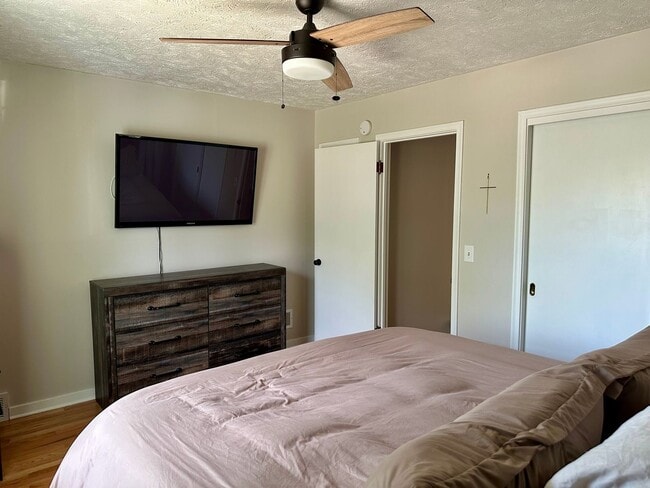 Building Photo - Beautiful house...RESERVE NOW FOR AUGUST 1...