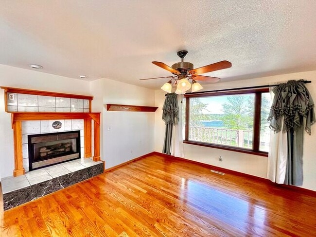 Building Photo - Gorgeous Private Home with Views!