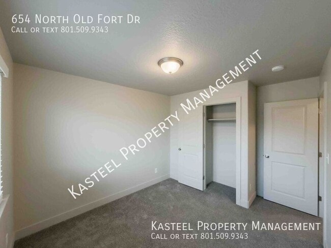 Building Photo - 654 N Old Fort Dr