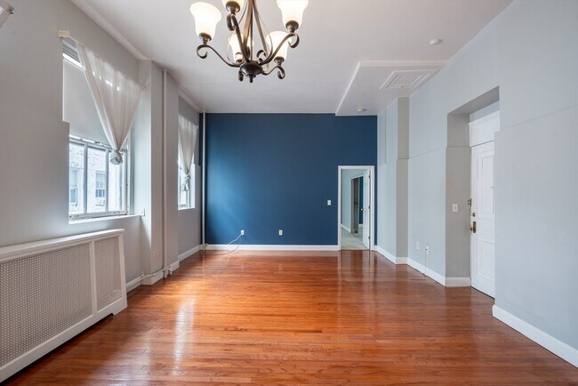 Building Photo - 16 Balmoral St