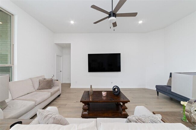 Building Photo - 2006 Elm Grv Ct