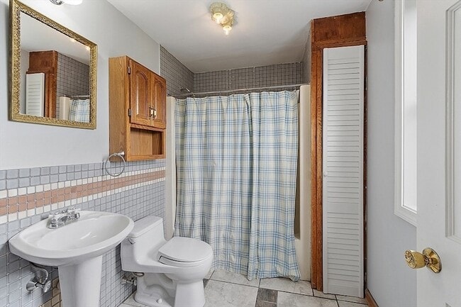 Building Photo - 370 Harwood Ave