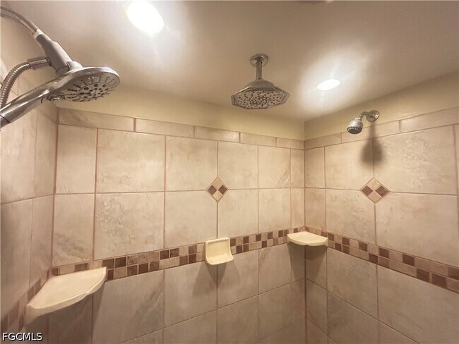 Building Photo - 611 Sunset Ln